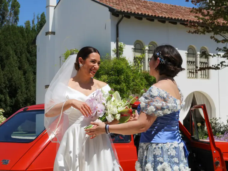 Wedding planner Tatiana Becerra coordina l'arrivo della sposa in auto d'epoca durante un matrimonio in FVG.